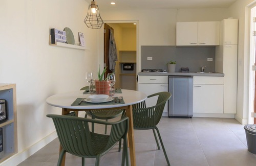 Rancho Apartment | Boutique Modern Spacious Holiday Apartment - lounge pool - 7 min from the beach!