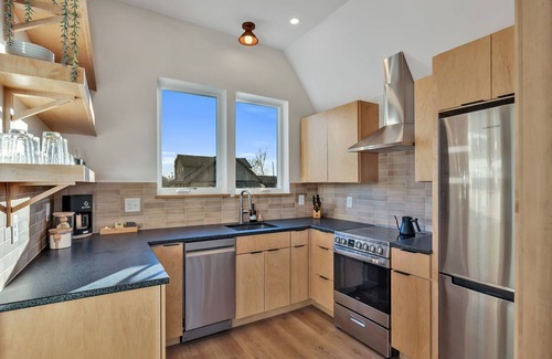 East Nashville House | Boutique Scandinavian 2Bdrm Guesthouse in East Nashville! - The Koselig Korner