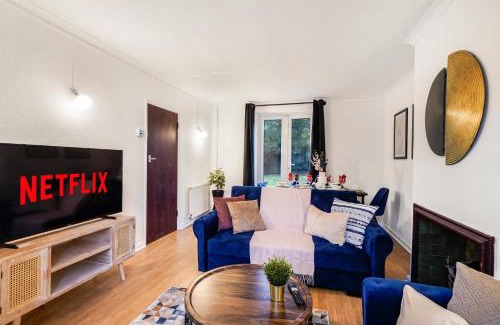 Wormholt and White City House | Boutique Shepherds Bush Abode-Garden-Sleeps 12