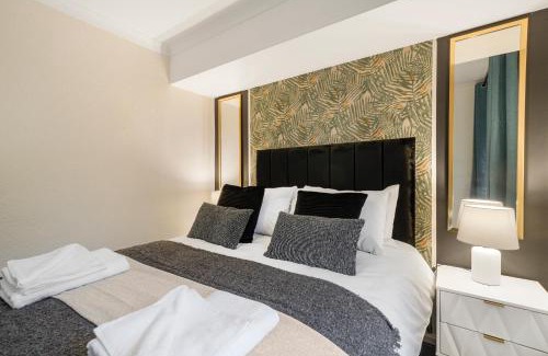 Wormholt and White City House | Boutique Shepherds Bush Abode-Garden-Sleeps 12