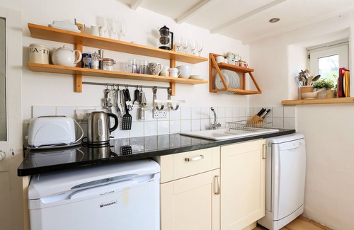 Salcombe Cottage | BOW COTTAGE, pet friendly, with open fire in East Portlemouth