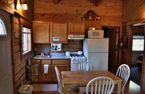 Bear Creek Cabin | Box Canyon "Wolf's Den Cabin" - 2 bed, WIFI