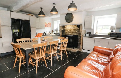 Wennington Cottage | BOX TREE FARM HOUSE, family friendly, with hot tub in Kirkby Lonsdale