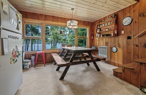 Rangeley House | 🐾Boyd - Rustic, spacious, dog friendly home on Mooselookmeguntic Lake
