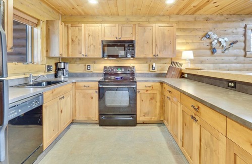 Boyne Falls Cabin | Boyne Mountain Cabin w/ garage close to golf, ski in/out clean, cozy & stylish!