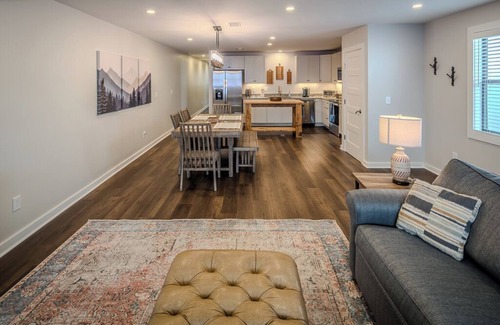 Blowing Rock House | BR Walkabout C - Steps to Downtown Blowing Rock - Updated 2BR Apartment on