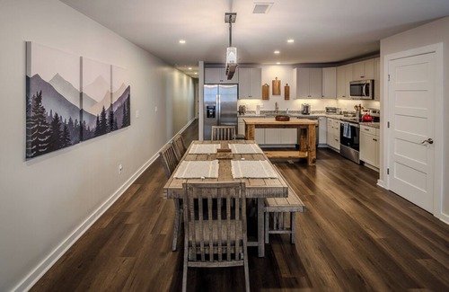 Blowing Rock House | BR Walkabout C - Steps to Downtown Blowing Rock - Updated 2BR Apartment on