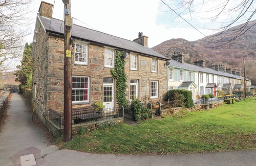 Beddgelert Cottage | BRACKENBURY COTTAGE, pet friendly, with open fire in Beddgelert