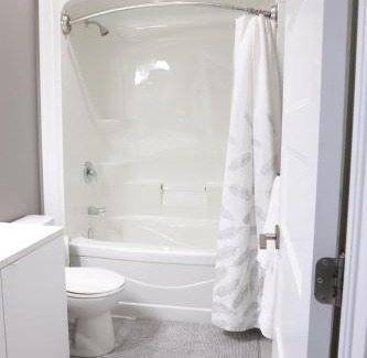 Bedford Apartment | Bradford Place Main Level, 3BR Private Floor with Kitchen