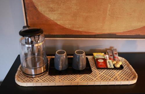 Bedford Apartment | Bradford Place Main Level, 3BR Private Floor with Kitchen