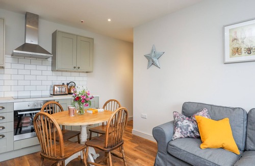 Holyhead Cottage | BRAID APARTMENT, pet friendly, with a garden in Trearddur Bay