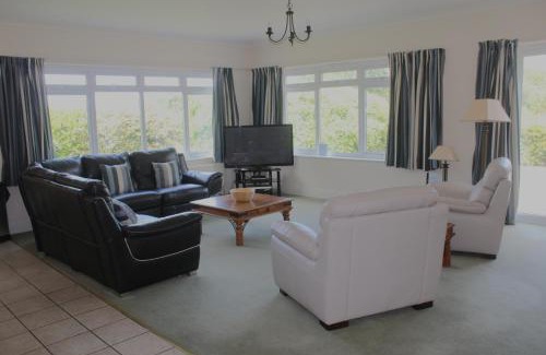 Widemouth Bay House | Bramble Cottage - Luxury Holiday Cottage - 4 Beds 3 Baths - Parking - Beach 1 Mile - Fenced Child & Dog Friendly - EV Chrger