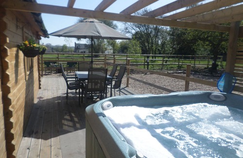 Littlebourne Cabin | 'Bramble Lodge' Littlebourne Canterbury (hot tub)