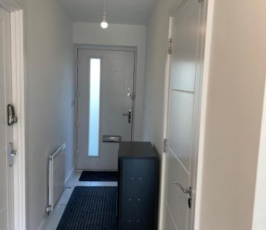 Newcastle-Under-Lyme House | Brand-New, 2 Private Bedrooms Available, Stunning Views, Stoke Hospital, Alton Towers, Keele University, Trentham Gardens, Free Parking & Wi-Fi