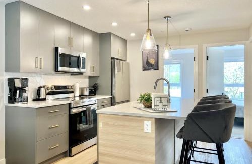 Canmore Apartment | Brand New 2BR Condo with Outdoor Swimming Pool and Hot Tub