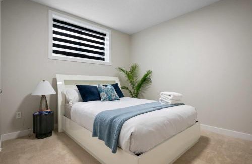 Evanston House | BRAND NEW! 2BR Private Suite - FREE Banff Pass, Netflix, Parking! Near Shopping & Airport!