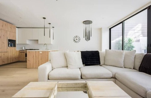 Noe Valley Condo | Brand new 3 bedroom home with manicured backyard