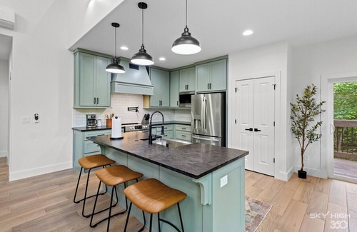 Springdale House | BRAND NEW, 3 STORY LUXURY LAKEHOUSE ON BEAVER LAKE, WITH HOT TUB & FIRE-PIT!