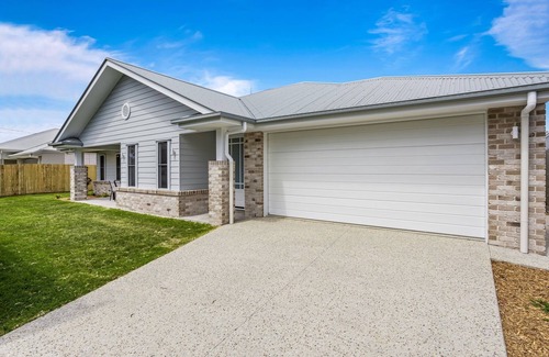 Redcliffe House | Brand-New 4-Bed Beach House with Alfresco Dining