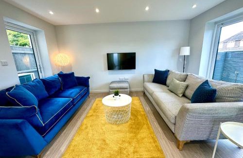 Poole House | Brand New 4 Bedroom House -Sleeps 9 - Free Parking - Great Location - Fast WiFi - Smart TV - Close to Poole & Bournemouth & Sandbanks