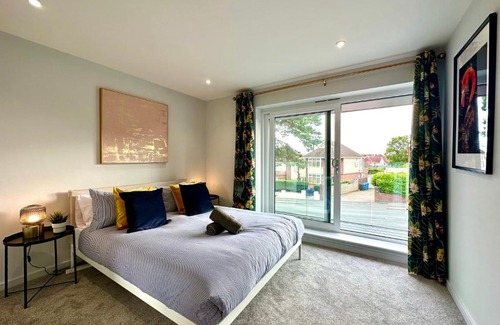 Poole House | Brand New 4 Bedroom House -Sleeps 9 - Free Parking - Great Location - Fast WiFi - Smart TV - Close to Poole & Bournemouth & Sandbanks