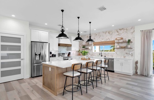 Marathon Cottage | Brand new 5bed/6Bth pool w/76 ft of Dockage- 2 Homes Next Door Available as well