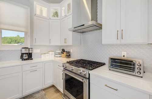 Seneca House | Brand New 6BR/6BA Luxury Home, 20 min to Clemson. Flat lot/firepit/pool table!