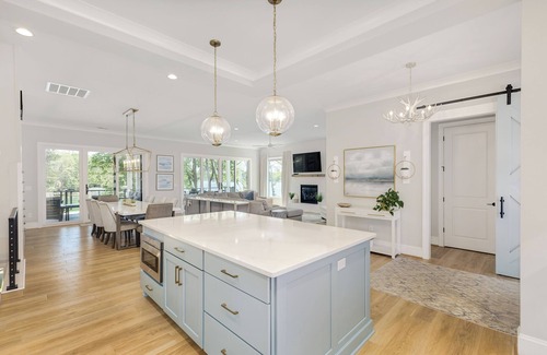 Seneca House | Brand New 6BR/6BA Luxury Home, 20 min to Clemson. Flat lot/firepit/pool table!