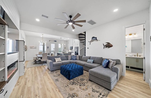 Clear Lake Shores House | Brand new bayfront home, gorgeous pool.