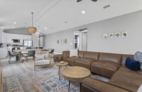 Gulfport House | Brand New Beach Home, 2-3 min walk to beach! sleeps 12, GameRoom 4BR, 3 bath.