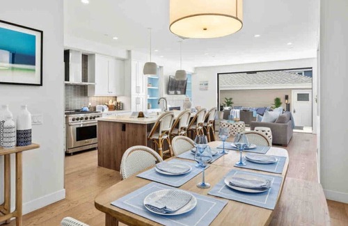 Townsite House | Brand New Beach House Steps to Beach, Restaurants