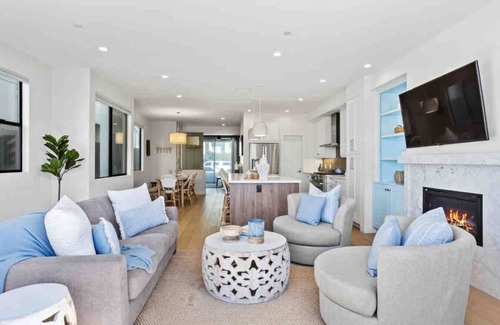 Townsite House | Brand New Beach House Steps to Beach, Restaurants