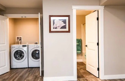 Campbell River House | Brand New Beautiful Fully Furnished 3 Bedroom Basement Suite