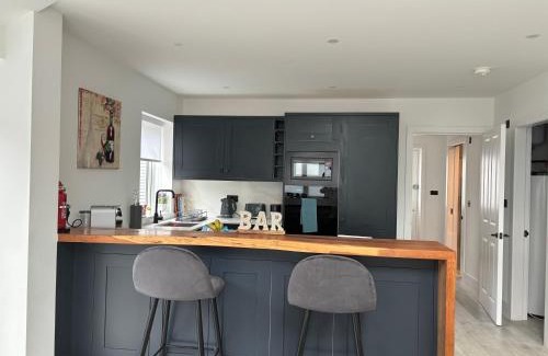 Syon House | Brand New Big House with garden and free parking