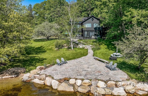 Minett Cottage | Brand New Build on Rosseau! 6 beds, 3 baths! Beach! Electric car charging!