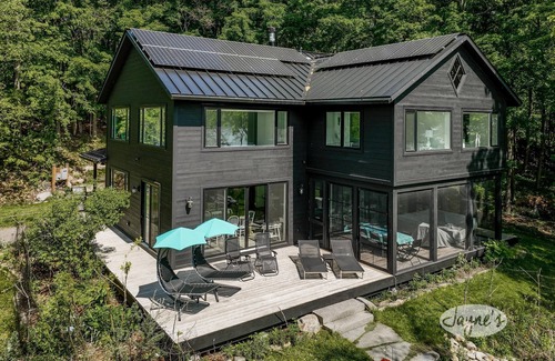 Minett Cottage | Brand New Build on Rosseau! 6 beds, 3 baths! Beach! Electric car charging!