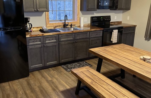Anna Cabin | Brand new cabin in the woods with hot tub 1/2 mile from Starview Winery