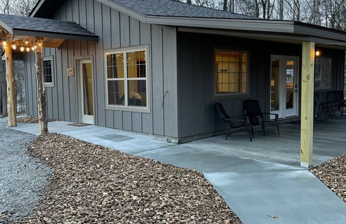 Anna Cabin | Brand new cabin in the woods with hot tub 1/2 mile from Starview Winery