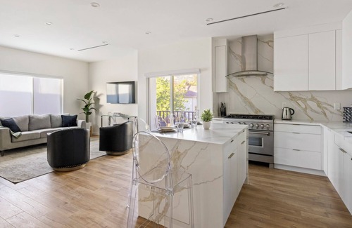 Burbank House | Brand NEW Charming 2-bedroom house with AC, WiFi in fabulous Burbank Hills