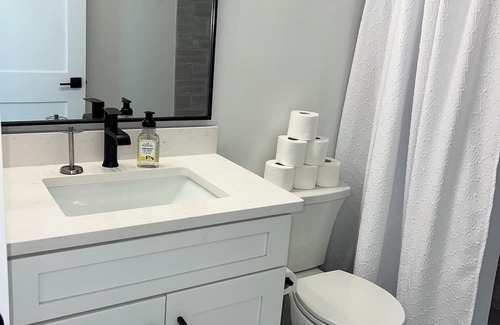 Biggar Cottage | Brand New Comfy Cottage Minutes Away from Fort Myers Beach and Sanibel Island