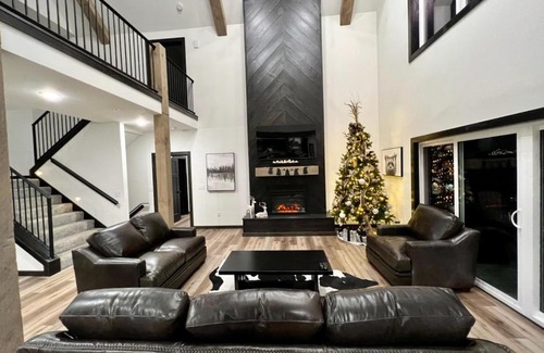 Kimberling City House | BRAND NEW! Gorgeous Lake Views and FREE Amenities. Luxury Lodge with 2 Resort Pools