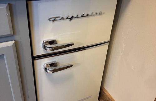 Mammoth Spring Cabin | Brand new Hillcrest cottage 1 mile from Mammoth Spring Park!