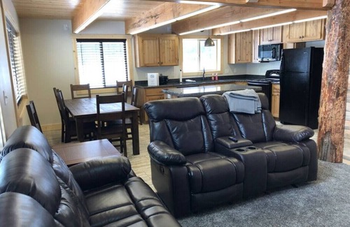 Island Park Cabin | Brand New! Hot Tub, BBQ Grill, WiFi, Yellowstone
