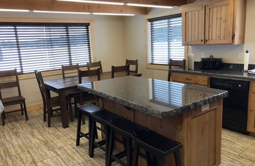 Island Park Cabin | Brand New! Hot Tub, BBQ Grill, WiFi, Yellowstone