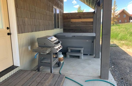 Island Park Cabin | Brand New! Hot Tub, BBQ Grill, WiFi, Yellowstone