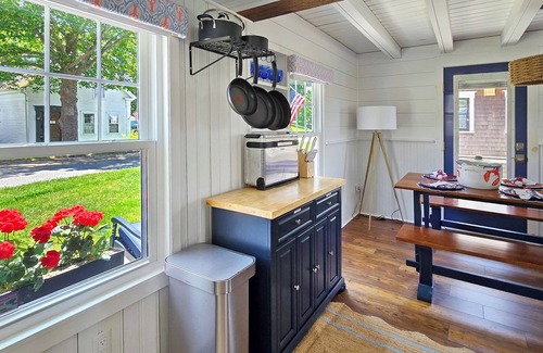 Wellfleet Cottage | BRAND NEW LISTING-Darling 2BD Cottage-A/C, Amazing Deck & Screen Porch, Walk to Town Center & Mayo Beach