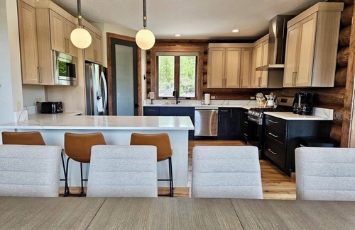 Grand Lake Cabin | Brand New Lodge! Panoramic Mtn/Lake Vayiews! Hot tub, Fido Friendly, Game Room!