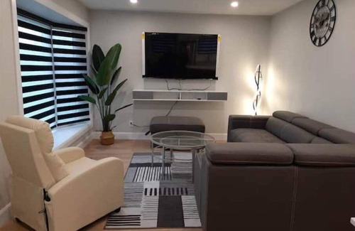 Peterborough House | Brand New Luxe House Reno (5 Star Superhost on Airbnb) on Quiet Cul-De-Sac