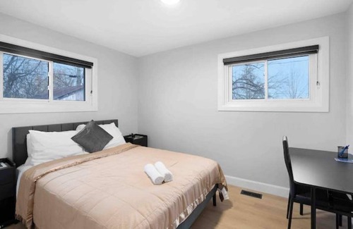 Peterborough House | Brand New Luxe House Reno (5 Star Superhost on Airbnb) on Quiet Cul-De-Sac