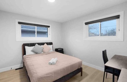 Peterborough House | Brand New Luxe House Reno (5 Star Superhost on Airbnb) on Quiet Cul-De-Sac